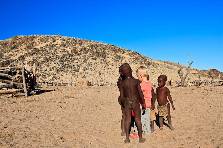 Sohnemann mit Himba-Kids